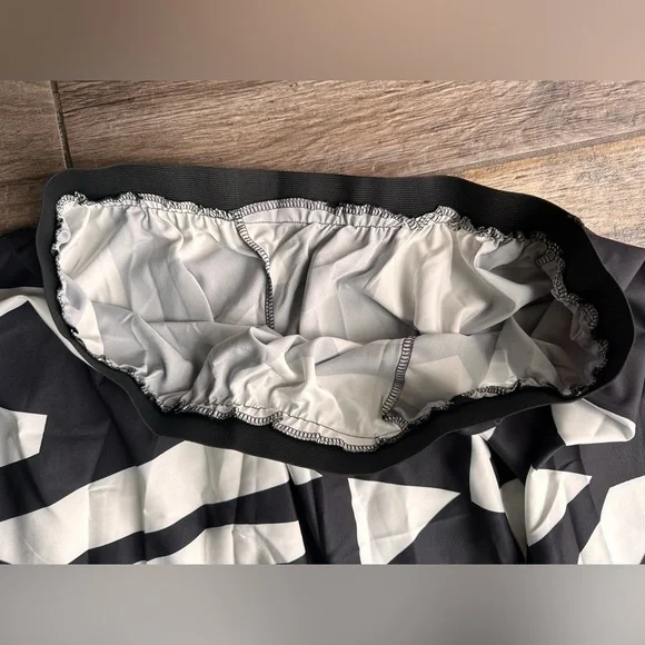 Plus Black and White Geo Print Flare Skirt Sz 5xl - Picture 4 of 7